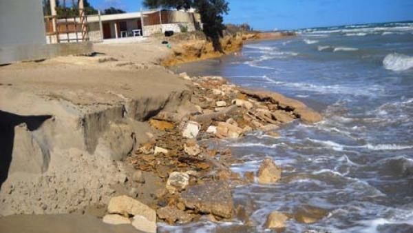 L'erosione delle coste nel Salento prosegue e la polemica politica non si ferma