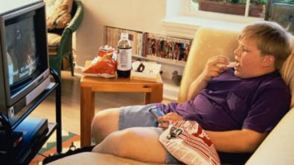 Salute, rischio obesità per bambini amanti di tv e videogame   