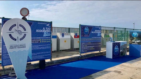 Ecocentro blu per i rifiuti pescati in mare