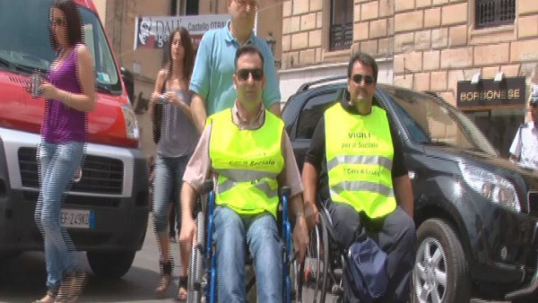 Vigili in carrozzina: per una città più vivibile e rispettosa dei disabili