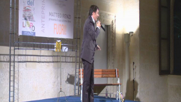 Matteo Renzi presenta a Lecce, sul palco della Città del Libro, "Fuori"