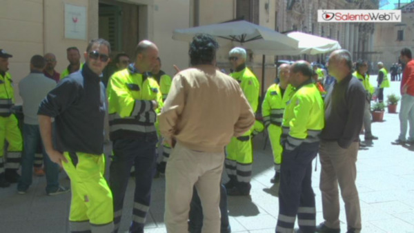 Niente soldi per stipendi: Ato Lecce/2, si ferma la raccolta di rifiuti ed è sci