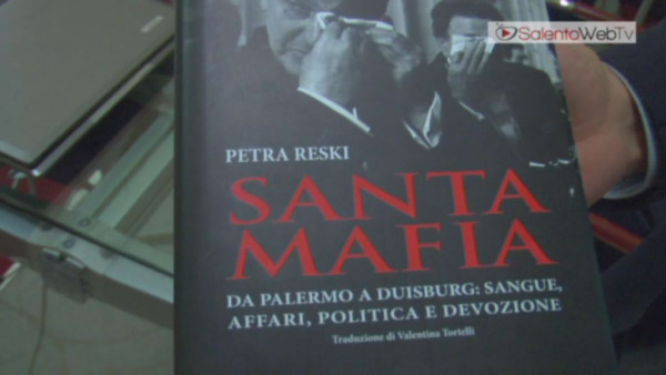 Petra Reski a Lecce con Santa Mafia: "Continuerò a parlarne nonostante le minacc