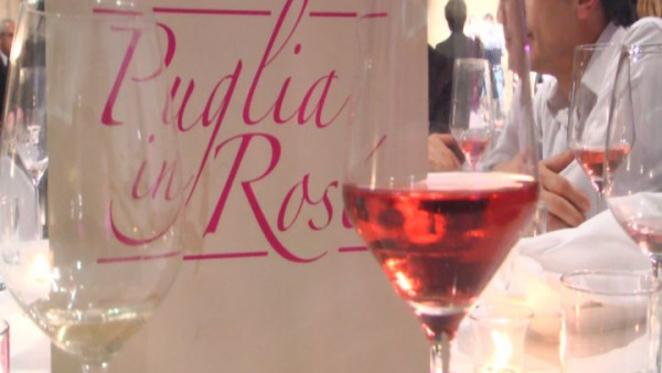 Vinitaly. Premio Puglia e Rosè: l'astemio Jimmy Ghione beve il rosato di Puglia